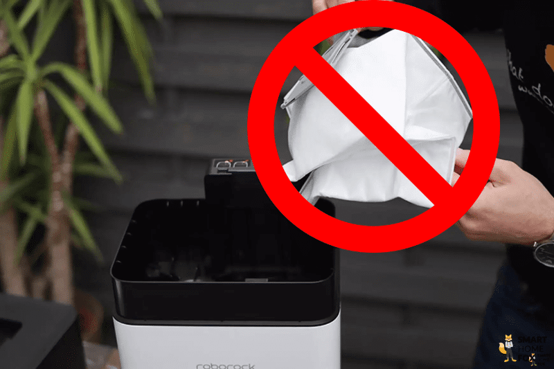 Ein Schaubild verdeutlicht, dass eine Nutzung eines Einwegstaubbeutels bei einem Shark Saugroboter mit automatischer Absaugstation nicht mehr notwendig ist.